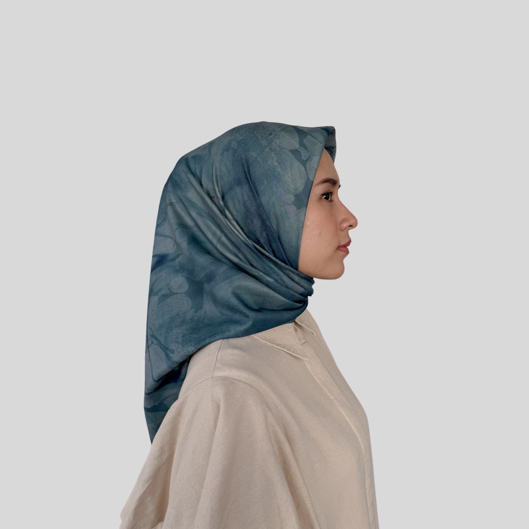 Batik Desenli Kare Tesettür Eşarp
