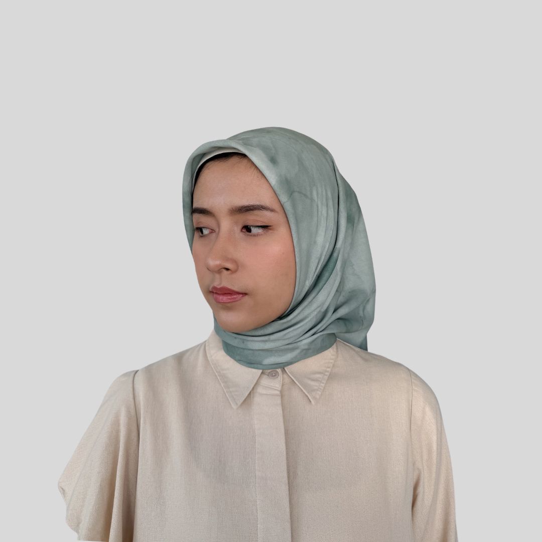 Batik Desenli Kare Tesettür Eşarp