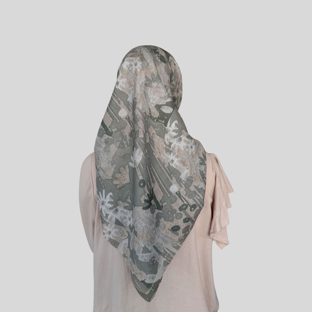 Batik Desenli Kare Tesettür Eşarp