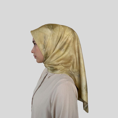 Batik Desenli Kare Tesettür Eşarp