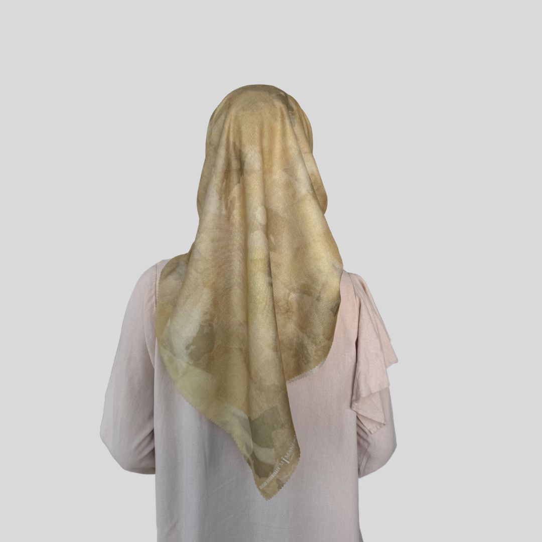 Batik Desenli Kare Tesettür Eşarp