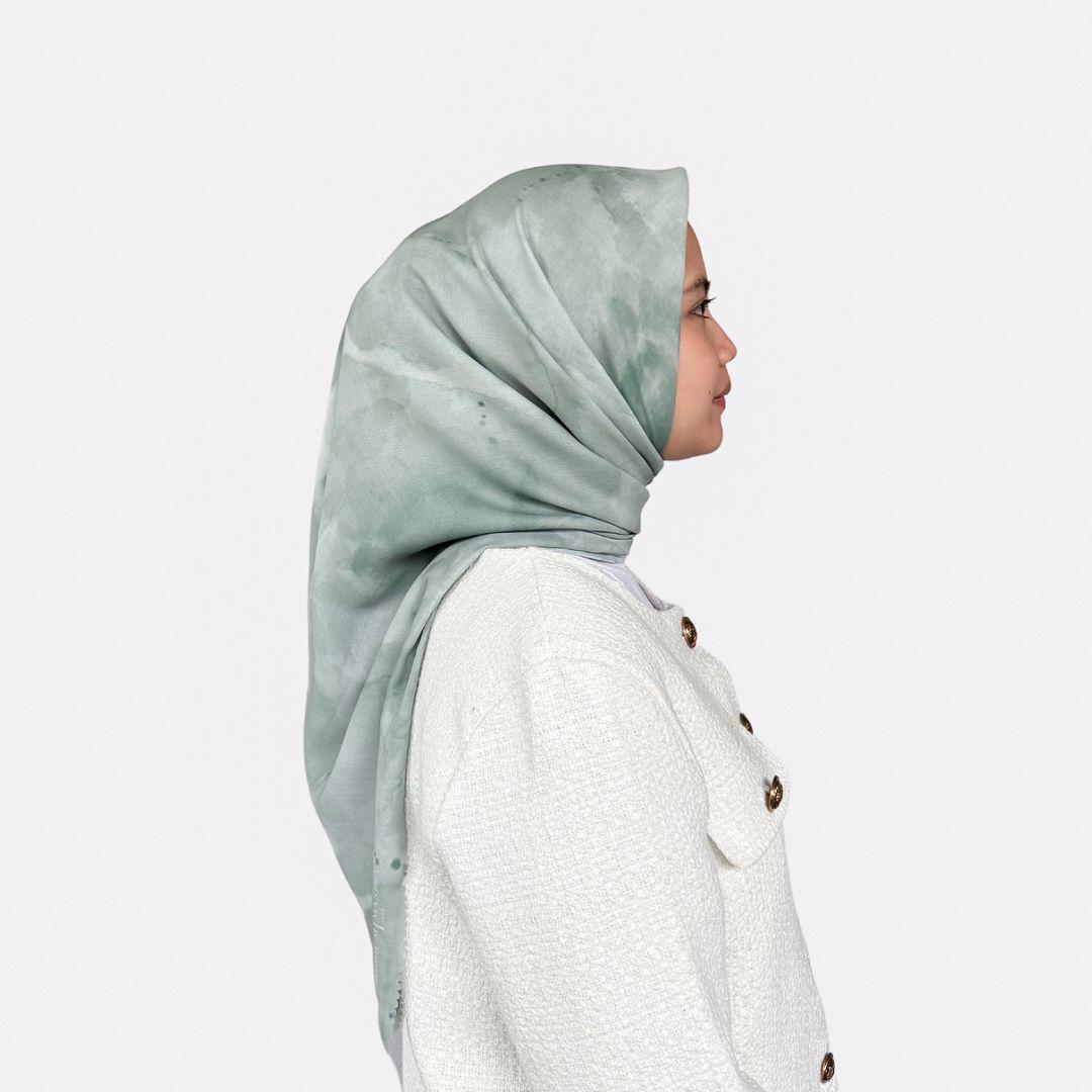 Batik Desenli Kare Tesettür Eşarp