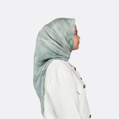 Batik Desenli Kare Tesettür Eşarp