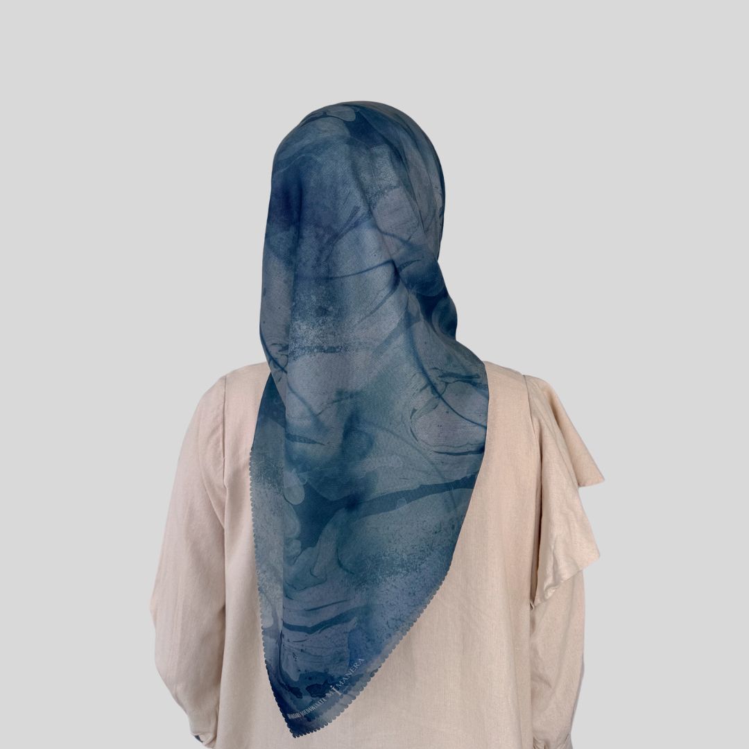 Batik Desenli Kare Tesettür Eşarp