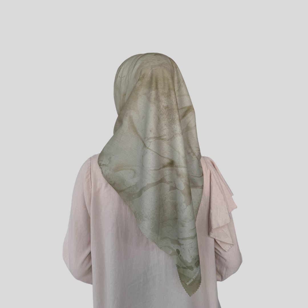 Batik Desenli Kare Tesettür Eşarp