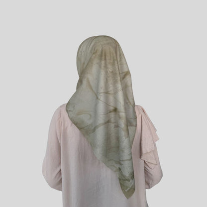 Batik Desenli Kare Tesettür Eşarp