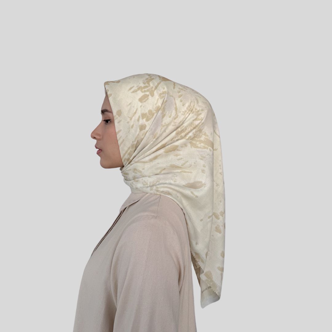 Batik Desenli Kare Tesettür Eşarp