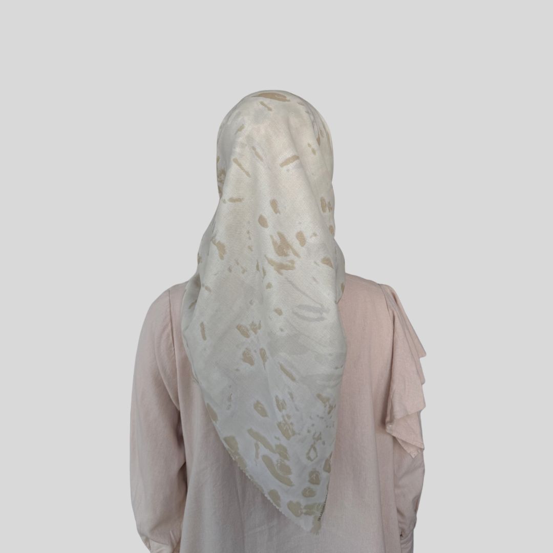 Batik Desenli Kare Tesettür Eşarp